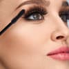 Frau mit sehr dichten und langen Wimpern