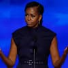 Michelle Obama vor blauem HIntergrund
