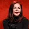 Priscilla Presley lächelt
