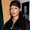 Rihanna mit Spitzentuch auf Kopf