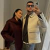 Samira und Serkan machen Selfie vor Spiegel