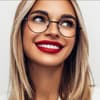 Schöne Frau mit Brille und roten Lippen
