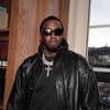 Sean "Diddy" Combs mit Sonnenbrille vor einem Fenster