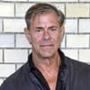Sven Martinek steht vor einer Wand
