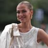 Valentina Pahde lächelt zur Seite