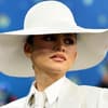 Zendaya mit weißem Hut
