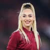 Alisha Lehman mit hohem Zopf, lacht und guckt zur Seite