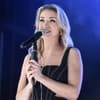 Anna-Carina Woitschack am Mikrofon