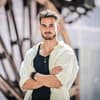 Can Kaplan posiert mit verschränkten Armen