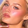 Blondine mit rosa Wangen