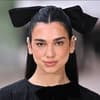 Dua Lipa mit großer schwarzer Schleife im Haar
