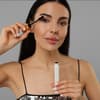 Frau mit Wimperntusche