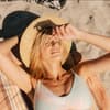 frau sonnt sich am Strand
