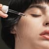 Frau trägt Anti-Aging-Serum auf