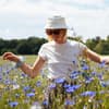 Frau im sommerlichen Blumenfeld
