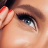 Frau mit dichten Wimpern