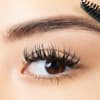 Frau mit langen Wimpern und vollen Augenbrauen
