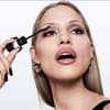 Frau trägt MACstack elevated mascara auf
