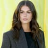 Kaia Gerber vor gelb-grünem hintergrund