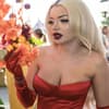 Katja Krasavice guckt ernst zur Seite, neben ihr Blumen
