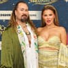 Kim Virginia Hartung mit Leon vor TV-Wand
