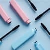 Mascara in blau und rosa
