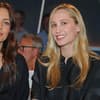 Paulina Krasa und Laura Wohlers, Publikum im Hintergrund