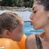 Yeliz Koc & Snow im Pool
