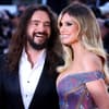 Tom Kaulitz lacht Heidi Klum an, Fotografen im Hintergrund