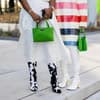 Zwei Frauen mit stilvollen Accessoires