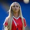 Alisha Lehmann hat Körperhörer in den Ohren und guckt ernst