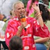 Andrea Kiewl im Fernsehgarten hand nach oben