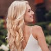 Blondine von seitlich hinten mit Locken