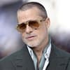 Brad Pitt mit kurzen Haaren und Sonnenbrille