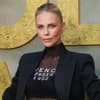 Charlize Theron guckt ernst