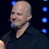Detlef Steves schaut ernst und lächelt leicht
