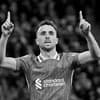 Diogo Jota zeigt mit den Finger nach oben bei einem Spiel