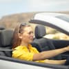 Eine Frau fährt in ihrem Auto
