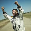 Felix Baumgartner reißt seine Hände nach Sprung aus der Stratosphäre in die Höhe