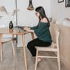 Eine Frau sitzt an ihrem Laptop und recherchiert online