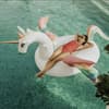 Frau im Pool