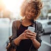 Eine Frau hält ihr Handy in der Hand