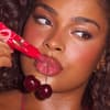 Model mit Lip Oil von Charlotte Tilbury