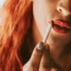 Frau mit Lipliner
