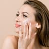 Frau benutzt Skin TInt