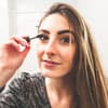 Frau trägt Mascara auf