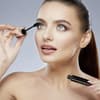 Frau mit Mascara