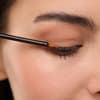 Frau benutzt Wimpernserum