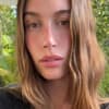 Hailey Bieber vor grünen Pflanzen