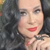 Iris Klein macht ein Selfie und lächelt leicht